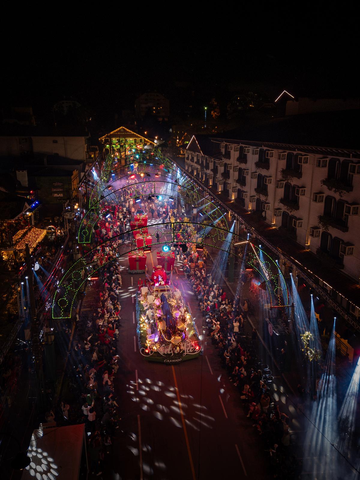 "Família feliz aproveitando um piquenique em um parque ensolarado em Gramado, refletindo o tranquilo estilo de vida da cidade"